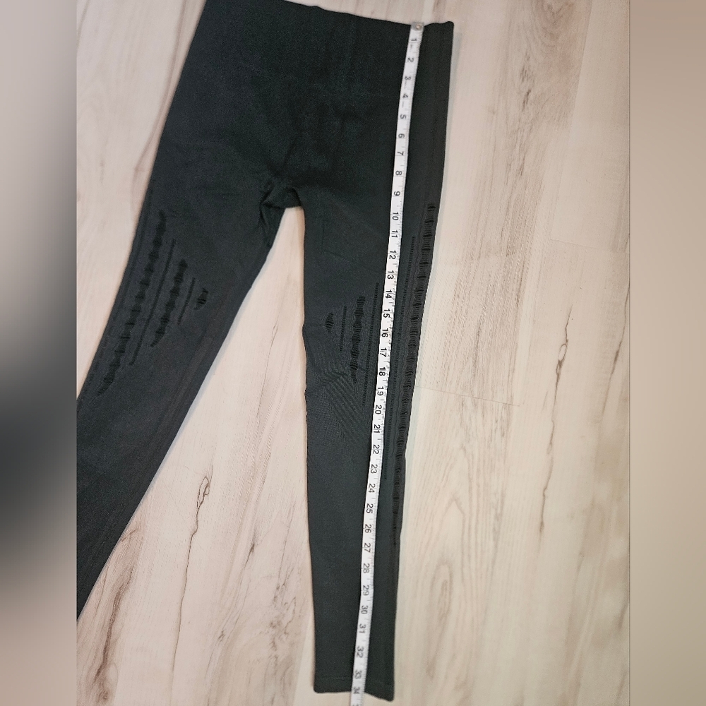 Savvi Seamless Textured High Rise Leggings 25” Inseam Size M/LG Cutout Design - Picture 6 of 9